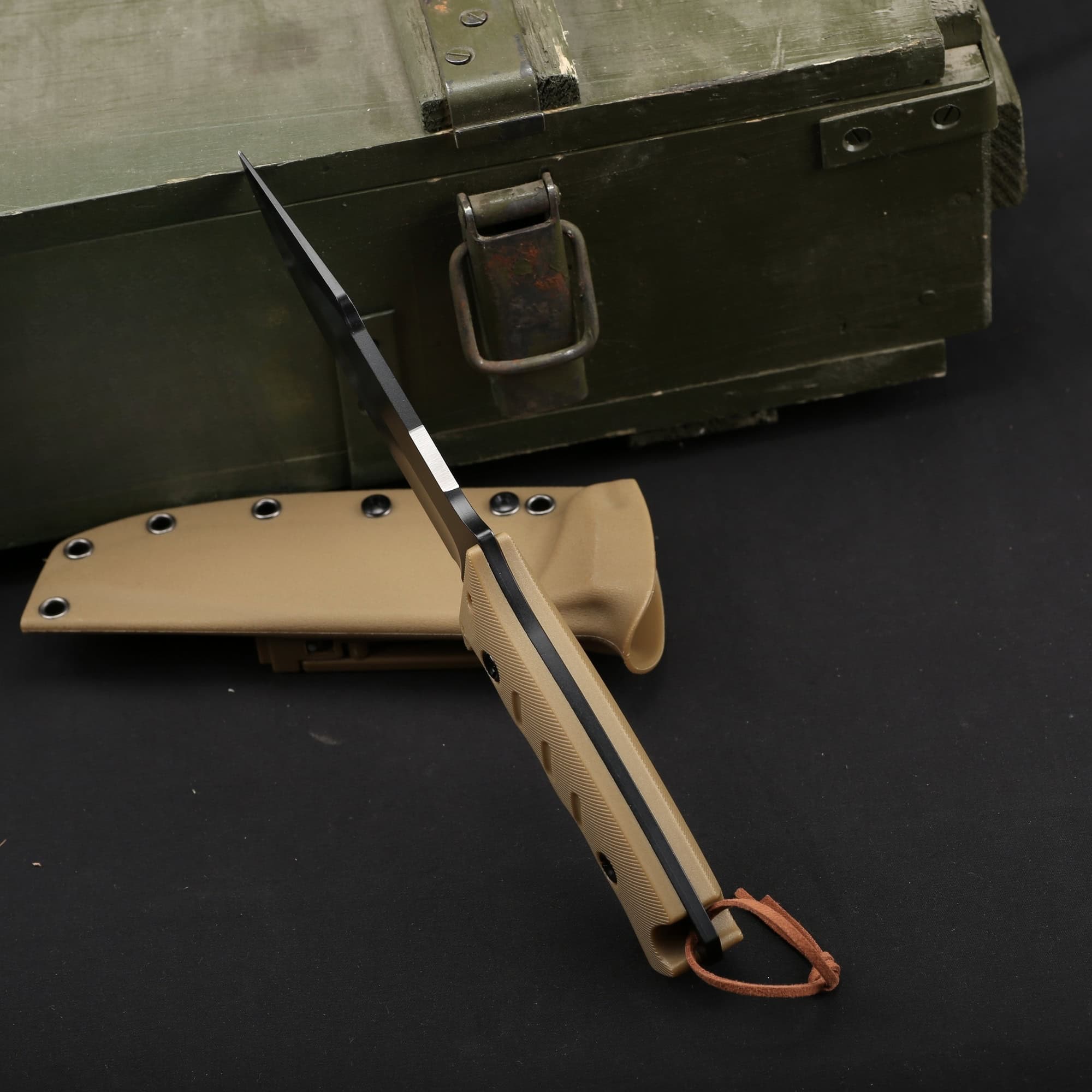 Ac016 clip point tactical survival knife detailed display of the back02