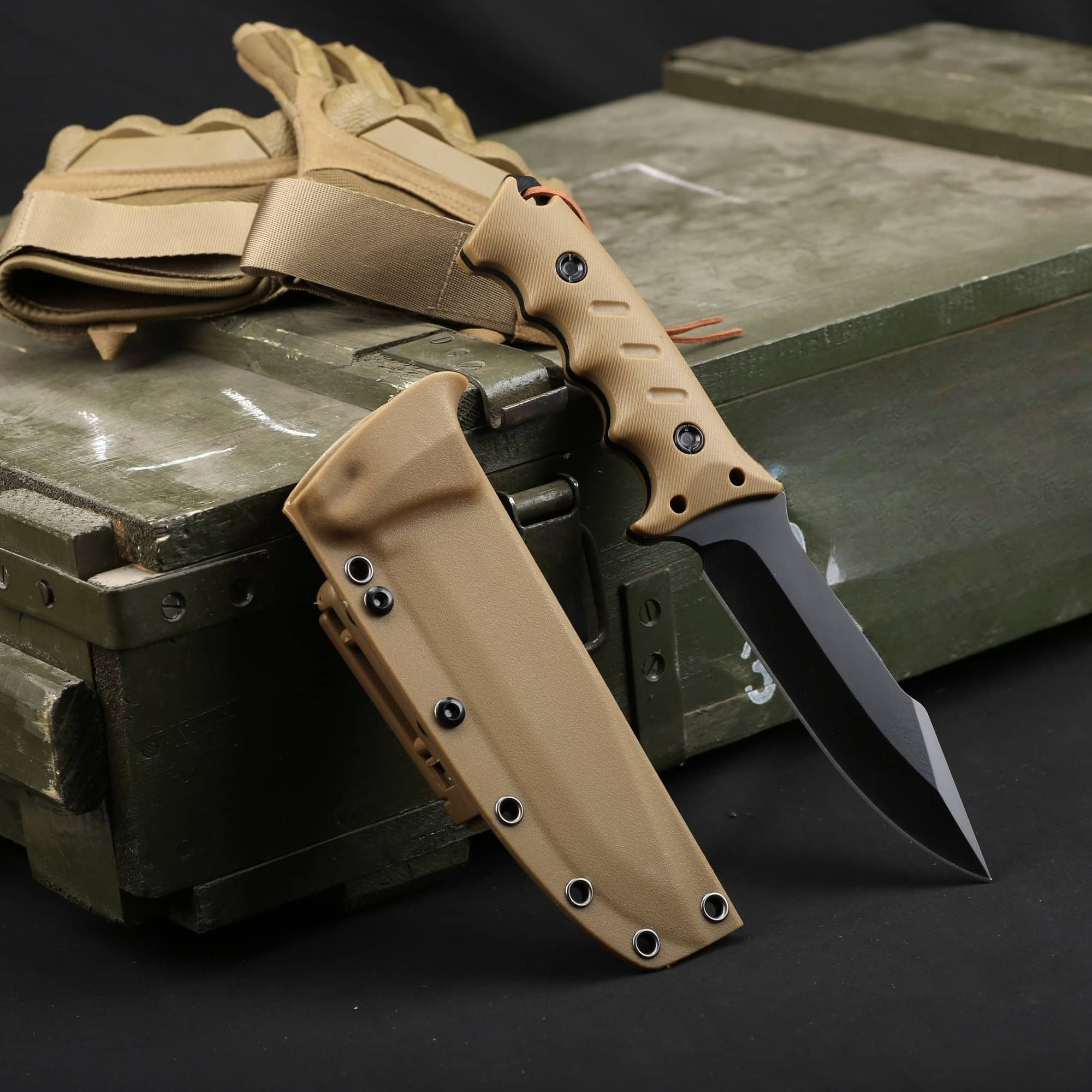 Ac016 clip point tactical survival knife detailed display of the blade2