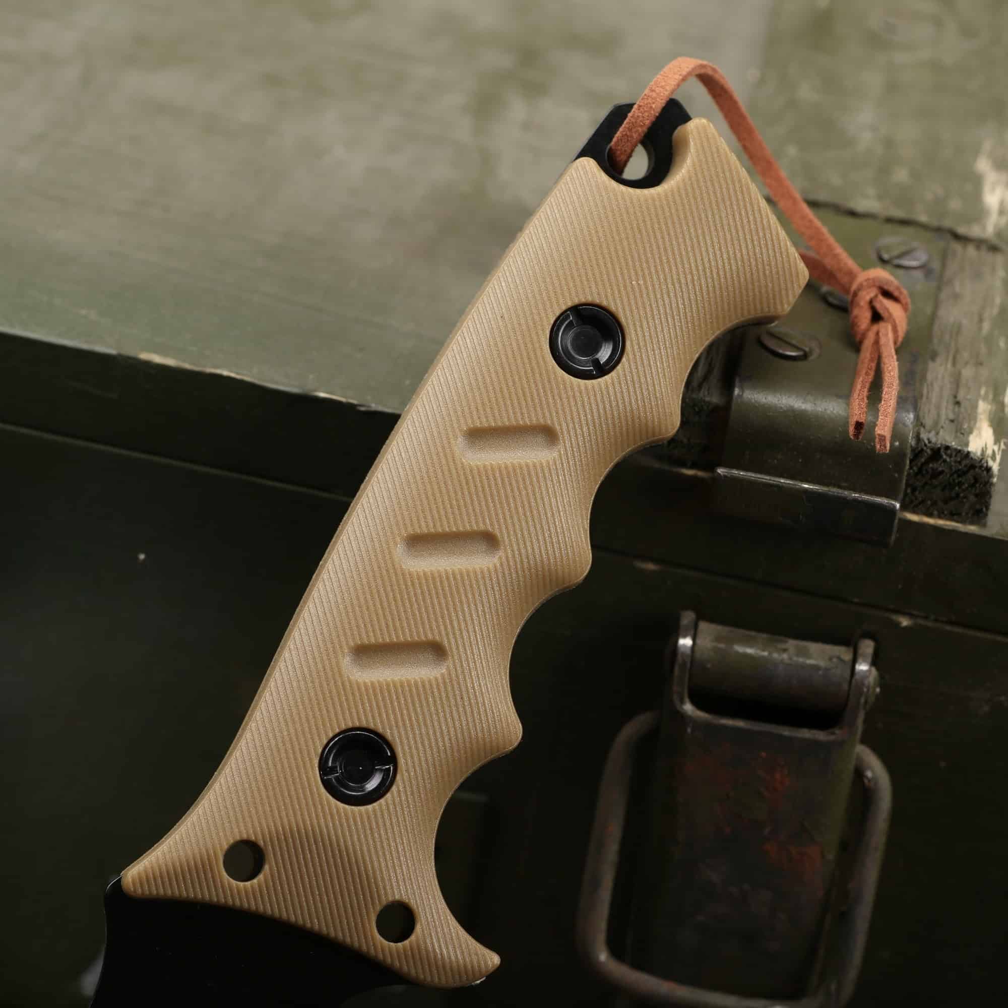 Ac016 clip point tactical survival knife detailed display of the handle