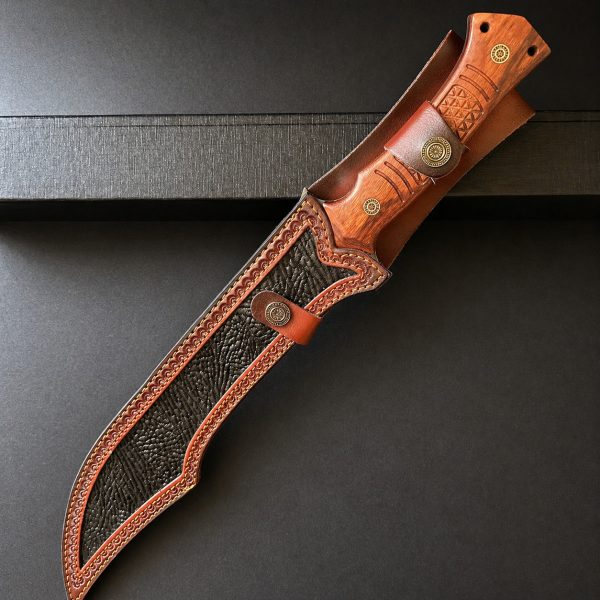 Ac031 machete, mostrato con il fodero della lama nel suo fodero